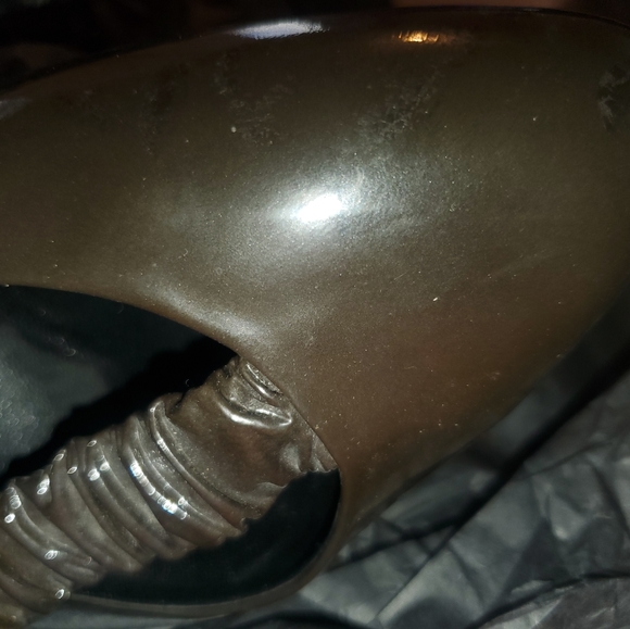 Burberry Brown Patent Leather Pleated T Strap Pumps Size 40/ 8.5 - Picture 9 of 9